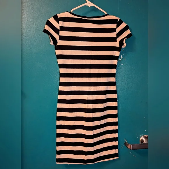 H&M Basic Striped T-Shirt Dress Short Sleeve Above Knee Scoop Neck - Picture 2 of 3